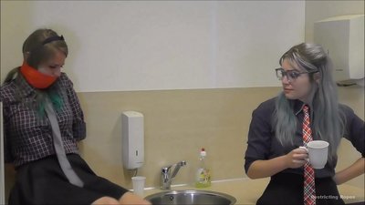 Adicto / atado y amordazado / damisela en peligro