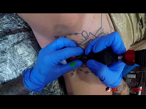 ❤️ Extremadamente tatuado hottie Sully Savage consiguió un tatuaje en su clítoris Porno casero en es.pornjimbo.ru ❌️
